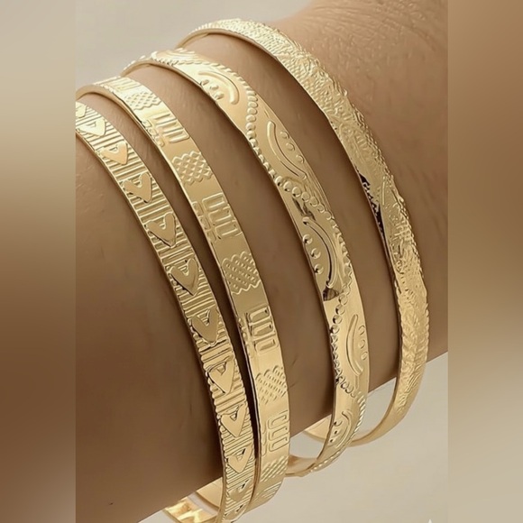#68 Gold Bangle Set - Picture 1 of 5
